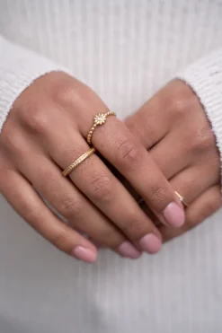 Bague Minimaliste Avec Fleur Et Pierre