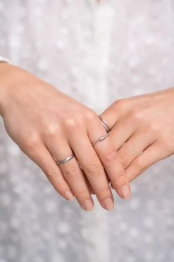 Bague Minimaliste Structurée Avec Trois Billes
