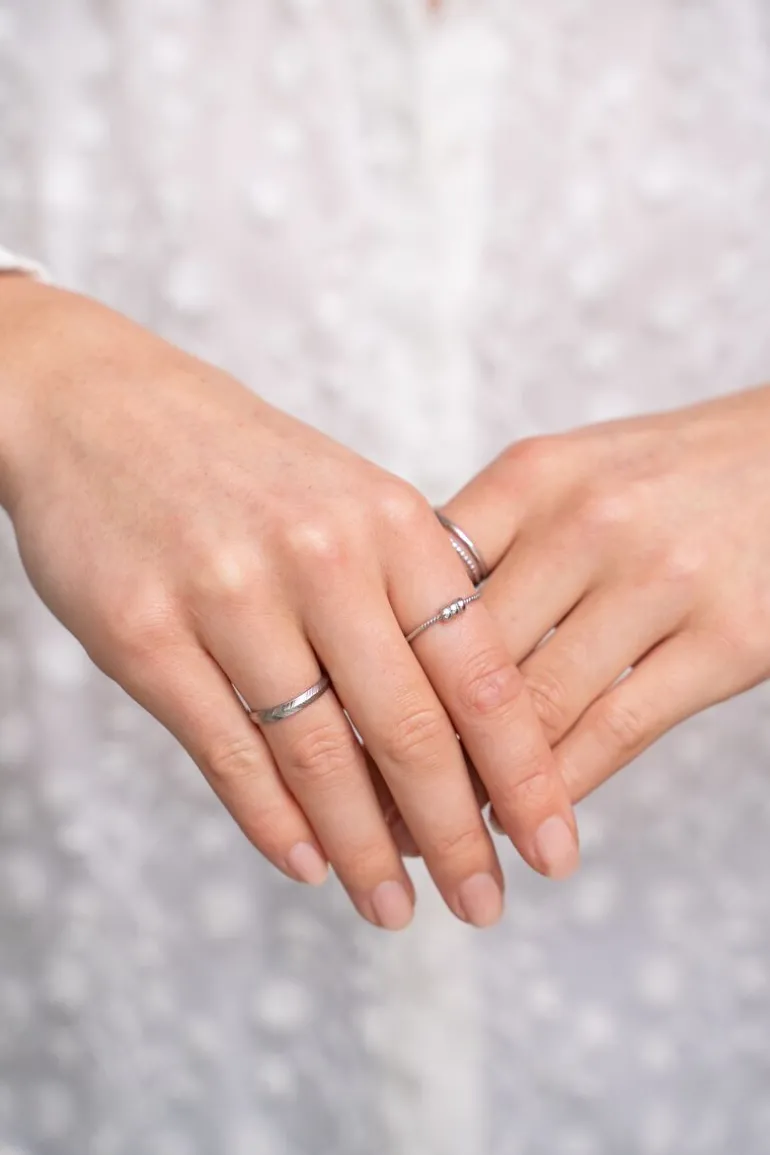 Bague Minimaliste Structurée Avec Trois Billes