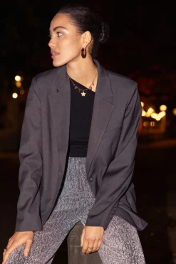 Blazer Gris Foncé Avec Poches Et Boutons