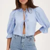 Blouse Bleue Avec Nœuds Et Col à Volants