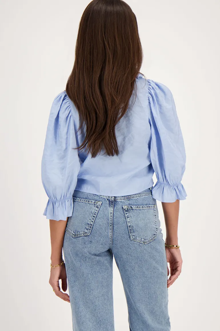 Blouse Bleue Avec Nœuds Et Col à Volants