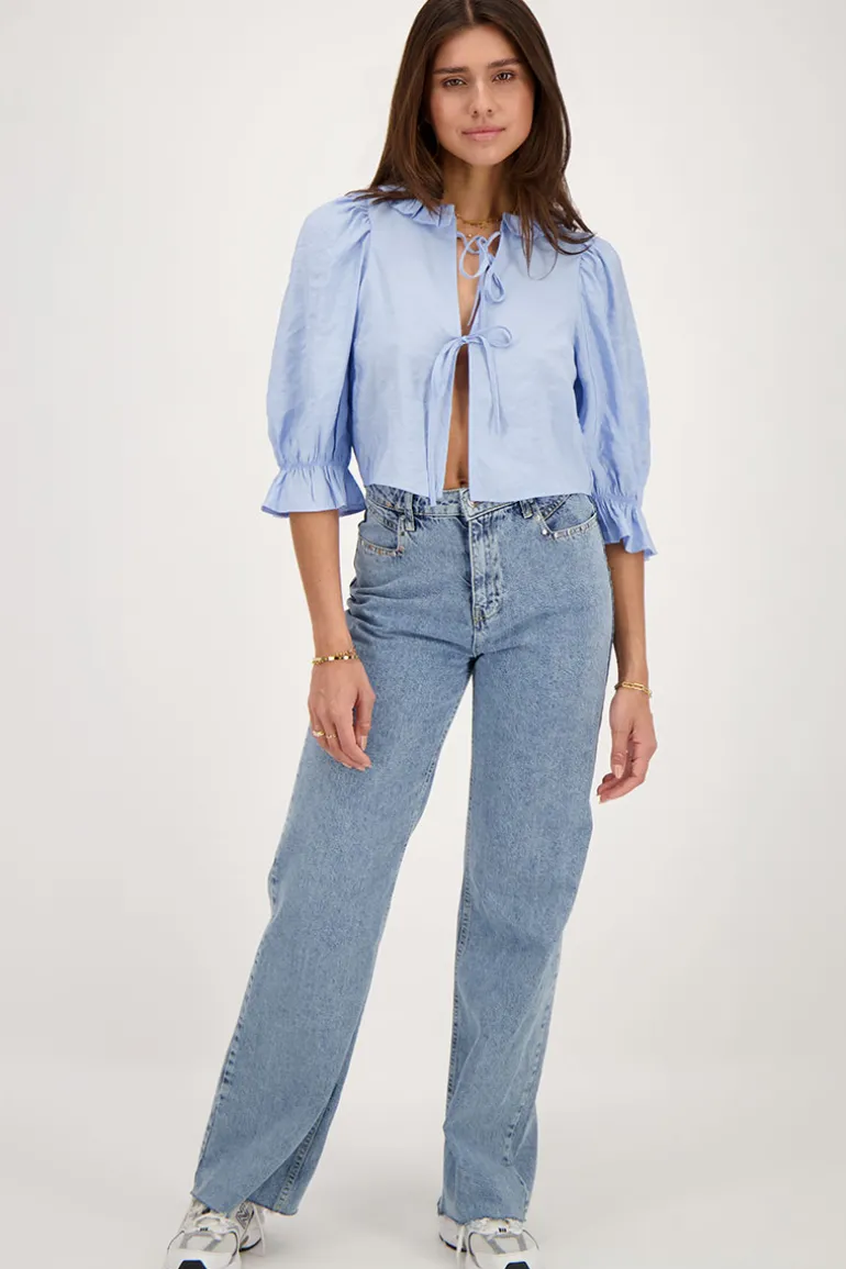 Blouse Bleue Avec Nœuds Et Col à Volants