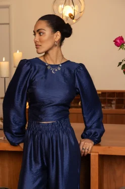 Blouse Bleue Foncée Avec Nœud Dans Le Dos