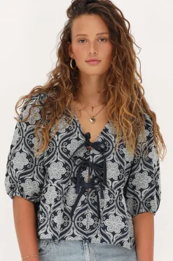 Blouse En Chambray Bleu Avec Broderie Florale
