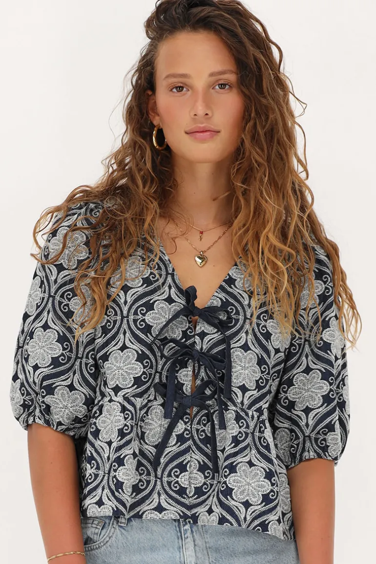 Blouse En Chambray Bleu Avec Broderie Florale