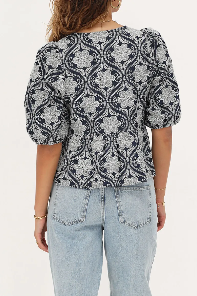 Blouse En Chambray Bleu Avec Broderie Florale