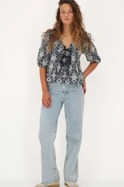Blouse En Chambray Bleu Avec Broderie Florale