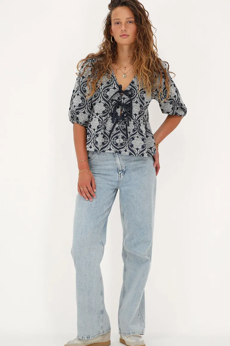 Blouse En Chambray Bleu Avec Broderie Florale