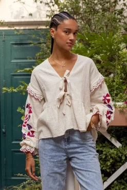 Blouse En Mousseline Blanche Avec Broderies Et Nœuds
