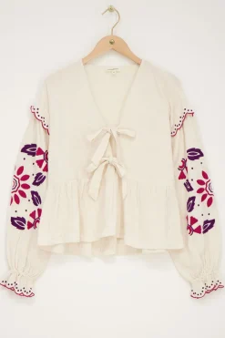 Blouse En Mousseline Blanche Avec Broderies Et Nœuds