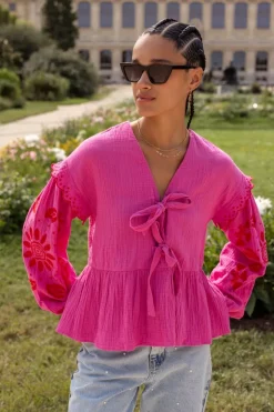 Blouse En Mousseline Rose Avec Broderies Et Nœuds