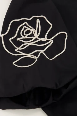 Blouse Noire à Motifs Fleuris Et Nœuds Dans Le Dos