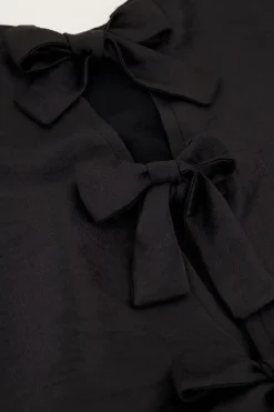 Blouse Noire Avec Manches Plissées Et Nœuds