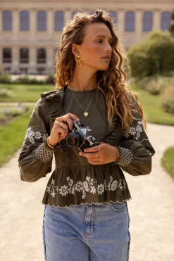 Blouse Vert Foncé Avec Broderie Blanche