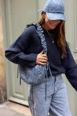 Casquette En Denim Bleu Avec Des Roses