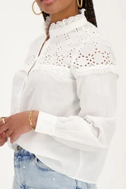 Chemise Blanche Avec Broderie Et Col à Volants