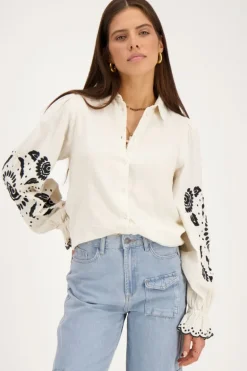 Chemise Blanche Avec Broderie Noire