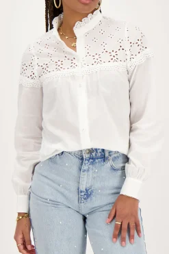 Chemise Blanche Avec Broderie Et Col à Volants