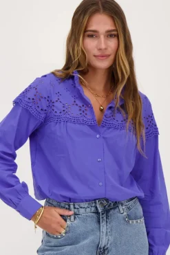 Chemise Violette Avec Broderie Et Col à Volants