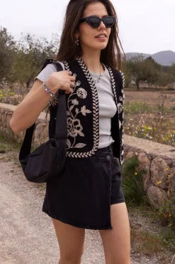 Gilet Noir Avec Broderie Crème