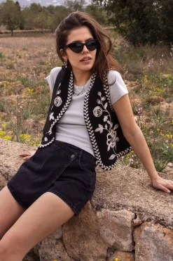 Gilet Noir Avec Broderie Crème