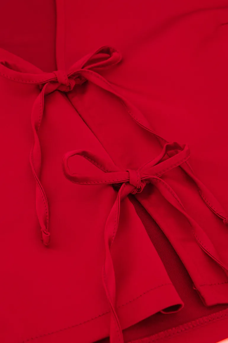 Haut Effet Satiné Rouge Avec Nœuds