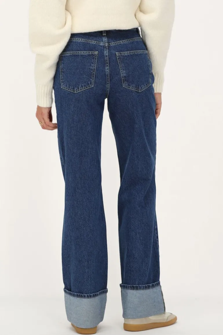 Jean Bleu Foncé Avec Jambes Retroussées