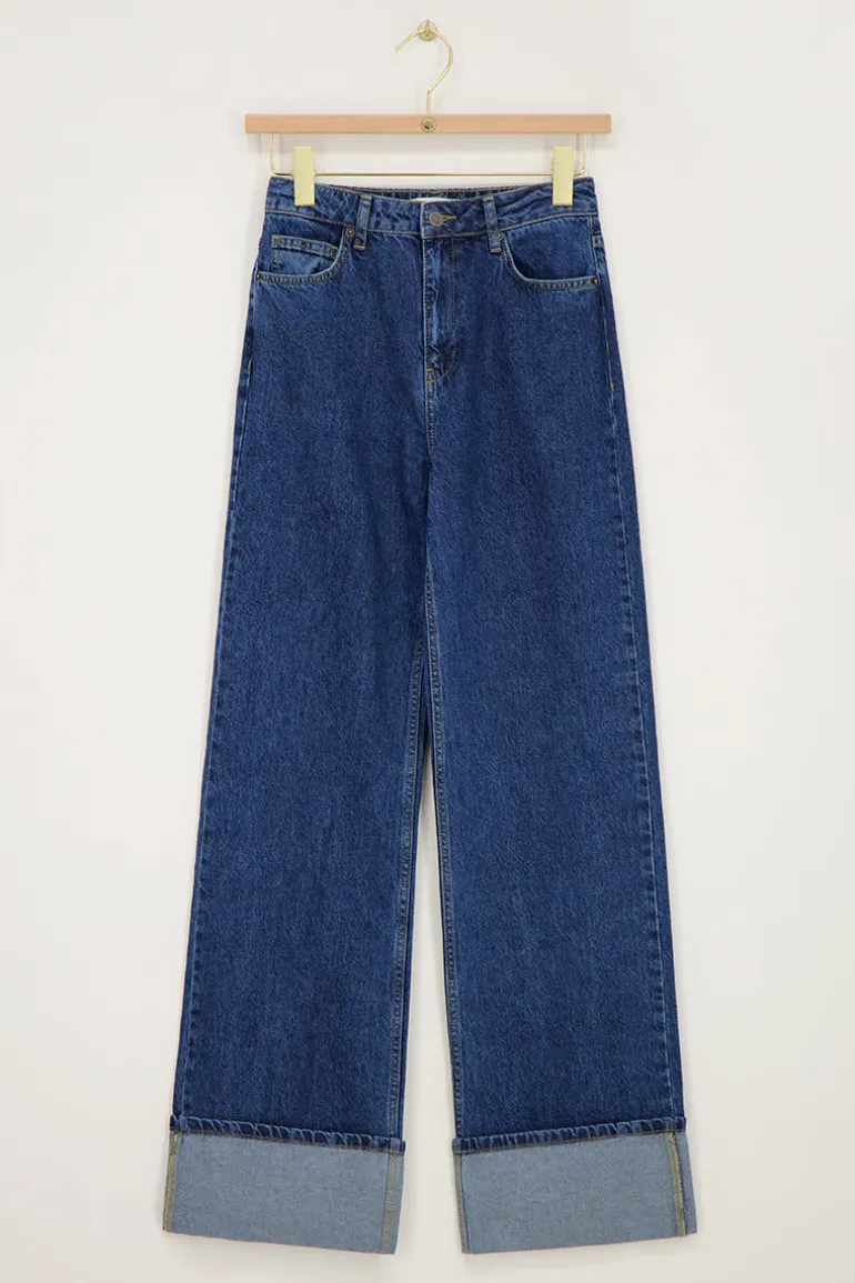 Jean Bleu Foncé Avec Jambes Retroussées