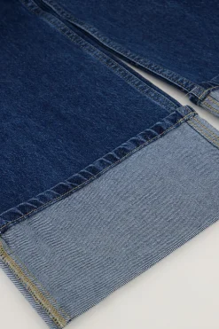 Jean Bleu Foncé Avec Jambes Retroussées