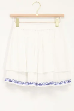 Jupe Blanche Avec Bordure En Broderie Bleue