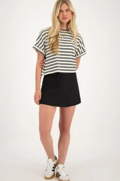 Jupe-noire-enveloppe-et-fermeture-eclair-invisible