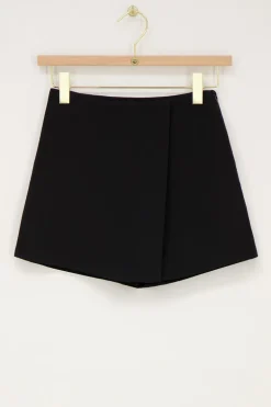 Jupe-noire-enveloppe-et-fermeture-eclair-invisible