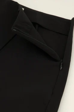 Jupe-noire-enveloppe-et-fermeture-eclair-invisible