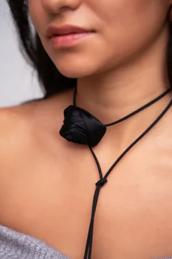 Ras De Cou Cordon Noir Et Fleur Satinée