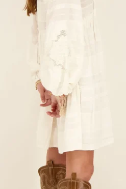 Robe Ample Blanche à Broderies
