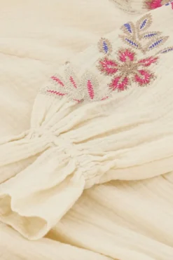Robe Beige Avec Broderies