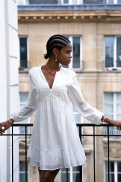 Robe Blanche Avec Col En V Et Ruban Adhésif