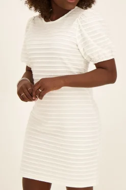 Robe Blanche Côtelée Avec Manches Bouffantes