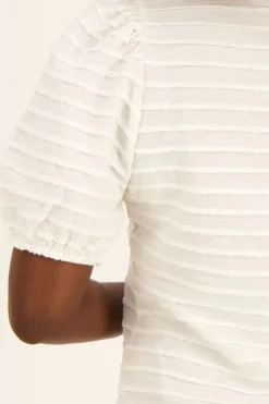 Robe Blanche Côtelée Avec Manches Bouffantes
