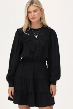 Robe Bleu Foncé Avec Broderies Et Volants
