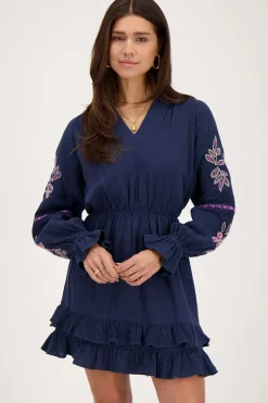 Robe Bleu Foncé Avec Broderie