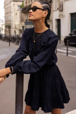Robe Bleu Foncé Avec Broderies Et Volants