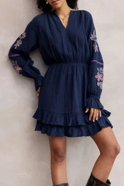 Robe Bleu Foncé Avec Broderie