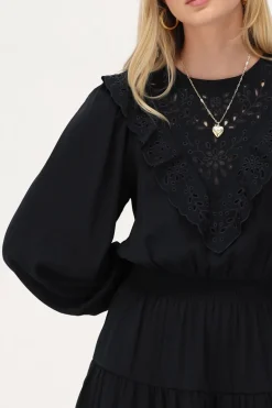 Robe Bleu Foncé Avec Broderies Et Volants
