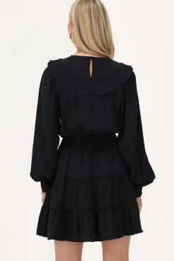 Robe Bleu Foncé Avec Broderies Et Volants