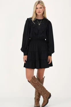 Robe Bleu Foncé Avec Broderies Et Volants