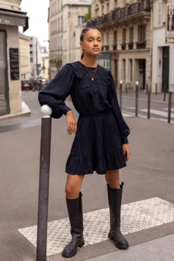 Robe Bleu Foncé Avec Broderies Et Volants