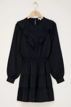 Robe Bleu Foncé Avec Broderies Et Volants