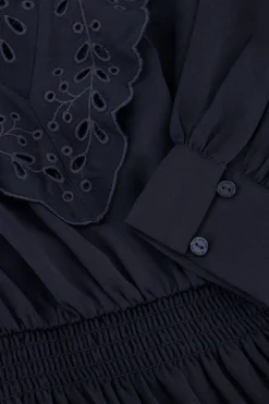 Robe Bleu Foncé Avec Broderies Et Volants